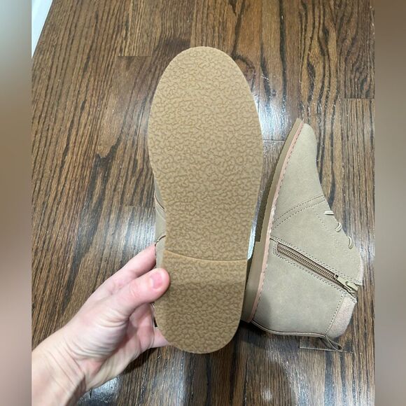 NEW KIDS' GABRIEL CHUKKA BOOT IN TAN ROOT Size 4 - Picture 5 of 9